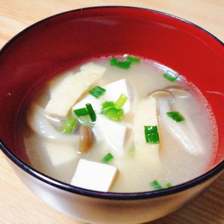 豆腐としめじと油揚げと小ねぎの味噌汁